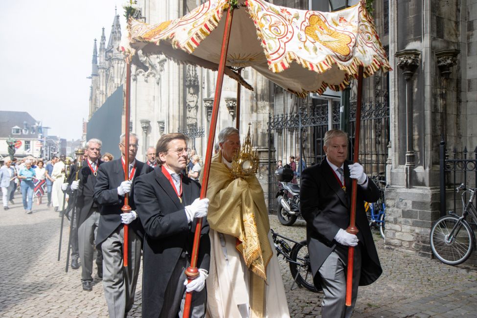 Sacramentsprocessie rond de Sint-Janskathedraal 2025