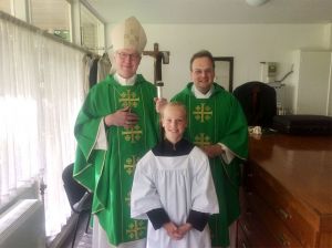 Van links naar rechts: Mgr. Gerard de Korte, misdienaar Simone en kapelaan Harold van Overbeek