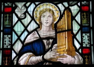 Heilige Caecilia in een glas-in-loodraam in de kerk van de Heilige Maagd Maria in Little Wymondley in Hertfordshire, Verenigd Koninkrijk