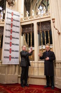 In de Sint-Janskathedraal luidden Mgr. G. de Korte en plebaan G. van Rossem zaterdag 19 januari officieel de Actie Kerkbalans in