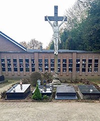 Inzegening gedenkplaat Lambertuskerkhof Someren